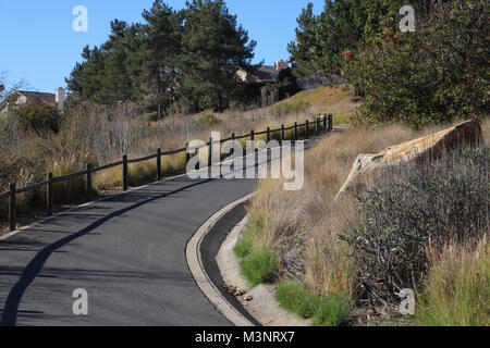 Le réseau de sentiers dans la région de San Marcos,CA se compose d'un chemin pavé avec garde-corps, l'aménagement paysager et l'arrêt Ciment qui serpente à travers les régions sauvages pour les loisirs. Banque D'Images