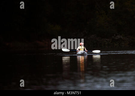 Un kayakiste solitaire sur la rivière Sainte-Croix entre O et d'atterrissage Comté Sunrise Ferry Landing dans le Wisconsin. Elle participait à la rivière Ste-Croix Banque D'Images