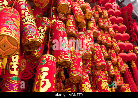 La décoration du nouvel an chinois, avec bénédiction signifie texte heureux ,en bonne santé et la richesse. Rouge de Chine Faux pétards:mots meilleurs vœux et bonne chance fo Banque D'Images