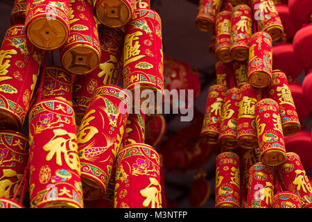 La décoration du nouvel an chinois, avec bénédiction signifie texte heureux ,en bonne santé et la richesse. Rouge de Chine Faux pétards:mots meilleurs vœux et bonne chance fo Banque D'Images