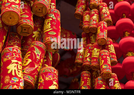 La décoration du nouvel an chinois, avec bénédiction signifie texte heureux ,en bonne santé et la richesse. Rouge de Chine Faux pétards:mots meilleurs vœux et bonne chance fo Banque D'Images