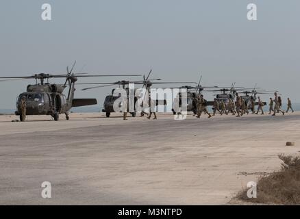 Conseil des visiteurs de marque hélicoptères UH-60 Black Hawk de l'armée après des manifestations Journée sont complets, le 9 février 2018, le Koweït Base Navale, le Koweït. Journée de l'armée a été l'ouverture de l'événement du Commandement central américain, commandants de composante conférence que l'armée américaine a permis de mettre en valeur la centrale de capacités de l'Armée de terre à la niveau du théâtre. (U.S. Photo de l'armée par le Sgt. 1ère classe, U.S. ARCENT Ty McNeeley OAP) Banque D'Images