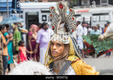 Jeune homme habillé en femme défilé traditionnel costume vêtements dancing in Sri Lanka Matale Banque D'Images