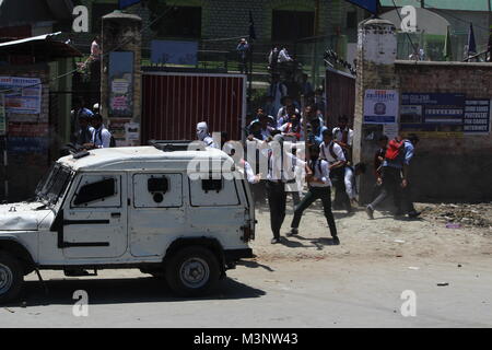 Protestation des étudiants du Cachemire par pierre qui tombe sur la police jeep, Sopore, Cachemire, Inde, Asie Banque D'Images