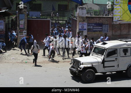 Protestation des étudiants du Cachemire par pierre qui tombe sur la police jeep, Sopore, Cachemire, Inde, Asie Banque D'Images