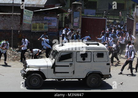 Protestation des étudiants du Cachemire par pierre qui tombe sur la police jeep, Sopore, Cachemire, Inde, Asie Banque D'Images