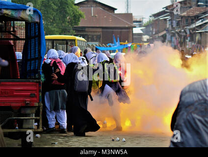 Shell gaz lacrymogène explose près de protestation des étudiants du Cachemire, Cachemire, Inde, Asie Banque D'Images