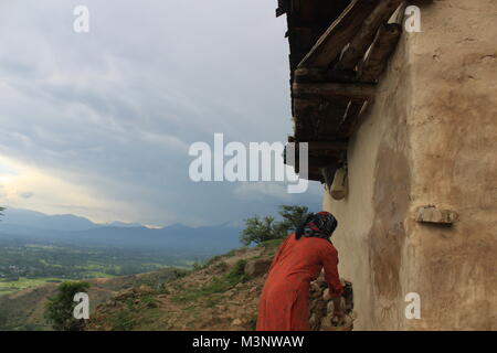 Femme du Cachemire l'application de la bouse de vache sur les murs, kupwara, Cachemire, Inde, Asie Banque D'Images