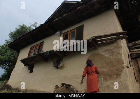 Femme du Cachemire l'application de la bouse de vache sur les murs, kupwara, Cachemire, Inde, Asie Banque D'Images