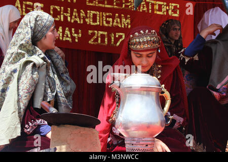 Les femmes cachemiries célébrant Chandigam, Cachemire, Inde, Asie Banque D'Images