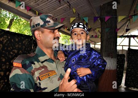 L'homme de l'armée avec l'enfant durant Jashn e Wular Festival, Cachemire, Inde, Asie Banque D'Images