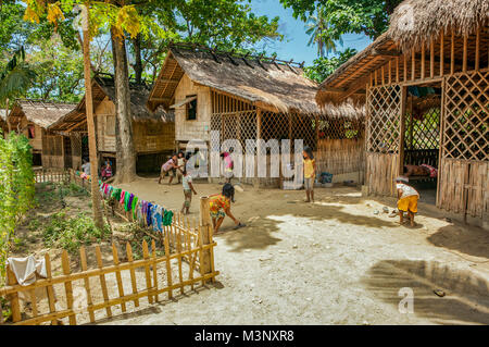 Les jeunes enfants d'âge préscolaire Mangyan jouer jeux de plein air improvisé ensemble en dehors de leurs foyers en nipa bambou Aninuan, Mindoro oriental, Philippines. Banque D'Images