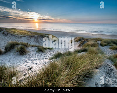 Dunes, l'herbe et la mer au coucher du soleil Banque D'Images