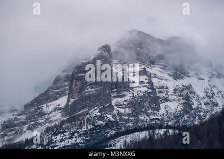 Paysage imposant, dans les Alpes autrichiennes avec de hautes falaises engloutie par les nuages et le brouillard Banque D'Images