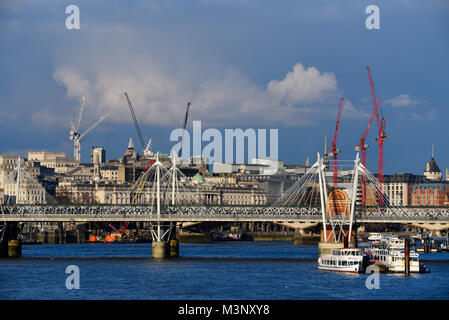 Skyline de Londres avec Hungerford Bridge sur la Tamise. Grues de construction multiples. Grues à tour. Somerset House Banque D'Images