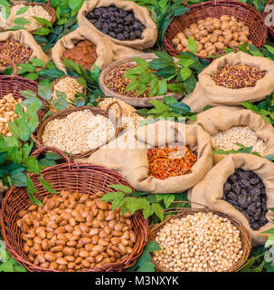 L'alimentation saine : assortiment de fruits séchés dans des conteneurs en bois vintage. Décoration avec laurel. Banque D'Images