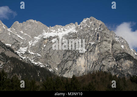 Soleil qui brille sur une crête alpine massive dans les montagnes de l'Autriche Banque D'Images