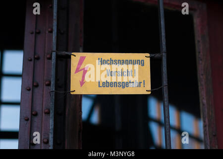 Panneau d'avertissement de l'électricité avec flash symbole et texte allemand : Hochspannung Vorsicht Lebensgefahr ( haute tension, danger de mort) Banque D'Images