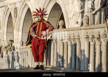 Homme masqué en Ponte della Paglia pour le Carnaval de Venise 2018. Venise, Italie. Le 4 février 2018. Banque D'Images