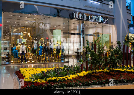 Las Vegas, Nevada. Crystals at City Center Shopping Mall. Roberto Cavalli's boutique dans les boutiques caractéristiques cristaux women's and men's Apparel. Banque D'Images