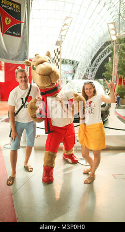 ABU DHABI, UAE - 20 août 2014 : Ferrari World sur l'île de Yas à Abu Dhabi. Voitures rétro légendaire Ferrari. Banque D'Images