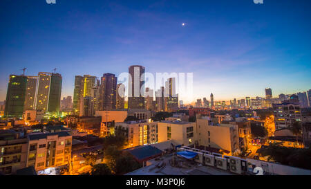 La capitale des Philippines est de Manille. La ville de Makati. Au début de l'aube dans la ville. Banque D'Images