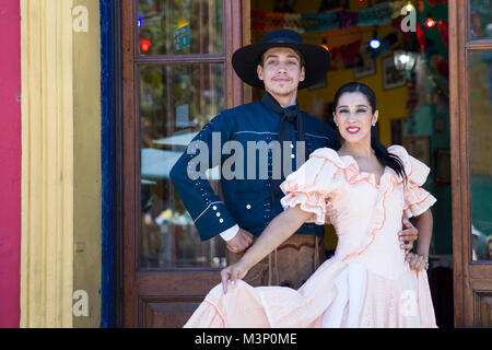 BUENOS AIRES, ARGENTINE - le 20 janvier 2018 : Unidentified chacarera danseurs de Buenos Aires, Argentine. La Chacarera est une danse folklorique originaire de Sant Banque D'Images