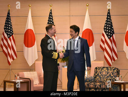 171218-N-ES994-100 TOKYO (déc. 18, 2017) Le chef des opérations navales (ONC) Adm. John Richardson, à gauche, s'est entretenu avec le Premier ministre japonais Shinzo Abe, lundi, à Tokyo afin de renforcer l'alliance militaire entre les États-Unis et le Japon. Richardson a réaffirmé l'engagement ferme de la Marine américaine à l'approfondissement de la coopération avec la sécurité maritime d'autodéfense japonaise (JMSDF) et discuté de nouvelles possibilités pour les opérations combinées. L'US Navy et JMSDF réalisent régulièrement des exercices maritimes interalliées et fonctionner ensemble pour promouvoir la paix et la sécurité dans la région du Pacifique-Indo-Asia. ( Banque D'Images