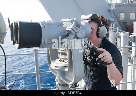 180121-N-HT134-009 OCÉAN PACIFIQUE (jan. 21, 2018) Christina marin cuisinier originaire de Cornwallville, N.Y., affecté à l'assaut amphibie USS America (LHA 6), conserve une recherche en utilisant les jumelles du navire sur l'avant veille. Amérique latine, une partie de l'Amérique du groupe amphibie, à 15e Marine Expeditionary Unit, est de retour d'un déploiement de 7 mois aux États-Unis 3e, 5e et 7e flotte secteurs d'opérations. (U.S. Photo par marine Spécialiste de la communication de masse/Pasteur Daniel Seaman) Parution marin américain est l'affût comme USS America revient de 7 mois de déploiement par #  Banque D'Images