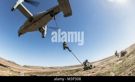 MARINE CORPS BASE CAMP PENDLETON, en Californie. - Soldats japonais avec le Régiment d'infanterie de l'Armée de l'Ouest, le Japon Self Défense au sol des cordes rapides de l'arrière de l'arrière sur une MV-22 Osprey pendant l'exercice Iron Fist, le 23 janvier 2018. Iron Fist est un annuel, exercice d'entraînement bilatéral où les membres des services américains et japonais s'entraînent ensemble et partager des techniques, tactiques et procédures pour améliorer leurs capacités opérationnelles. (U.S. Marine Corps photo par GySgt. Robert B. Brown Jr.) soldats japonais fast corde hors de l'arrière d'un MV-22 Osprey pendant l'exercice Iron Fist 2018 par # PACOM Banque D'Images