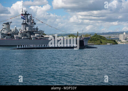 180126-N-LY160-0241 PEARL HARBOR, Hawaii (26 janvier 2018) l'équipage de la Virginia-classe sous-marin d'attaque rapide USS Missouri (SSN 780) rendre honneur à le cuirassé Missouri Memorial à la suite d'un changement de port d'attache, Groton (Connecticut). (U.S. Photo par marine Spécialiste de la communication de masse 2e classe Michael H. Lee/ {filenamebase}) Parution 28140180989 o Banque D'Images