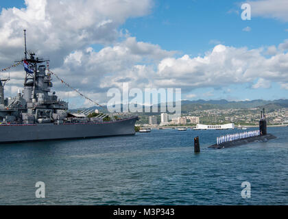 180126-N-LY160-0248 PEARL HARBOR, Hawaii (26 janvier 2018) l'équipage de la Virginia-classe sous-marin d'attaque rapide USS Missouri (SSN 780) rendre honneur à le cuirassé Missouri Memorial à la suite d'un changement de port d'attache, Groton (Connecticut). (U.S. Photo par marine Spécialiste de la communication de masse 2e classe Michael H. Lee/ {filenamebase}) Parution 39021779115 o Banque D'Images