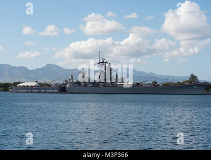 180126-E356-0021 PEARL HARBOR (janv. 26, 2018) - Les Marins de l'USS Missouri (SSN 780) rendre honneur à l'USS Arizona Memorial. USS Missouri (SSN 780) arrive à Pearl Harbor pour un port d'accueil changer de Groton, Connecticut. (U.S. Photo par marine Spécialiste de la communication de masse de la classe 3ème Jessica O. Blackwell/libérés) 180126-N-E356-0021 o 26047292978 Banque D'Images