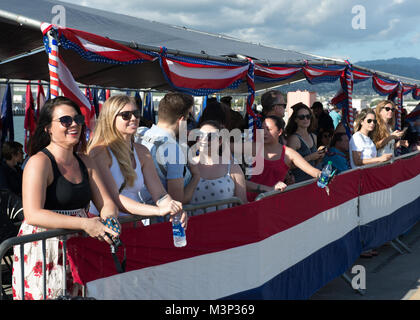 180126-E356-0081 PEARL HARBOR (janv. 26, 2018) - La famille et les amis des marins de l'USS Missouri (SSN 780) attendent leur arrivée pour leur nouveau port d'attache à Pearl Harbour. USS Missouri (SSN 780) arrive à Pearl Harbor pour un port d'accueil changer de Groton, Connecticut. (U.S. Photo par marine Spécialiste de la communication de masse de la classe 3ème Jessica O. Blackwell/libérés) 180126-N-E356-0081 o 39887773352 Banque D'Images