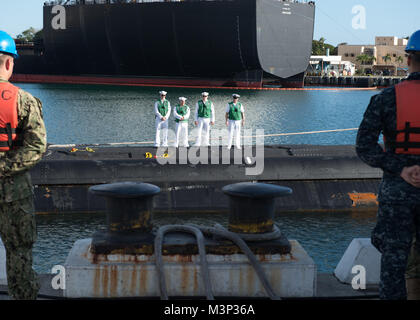 180126-E356-0085 PEARL HARBOR (janv. 26, 2018) - Les Marins de l'USS Missouri (SSN 780) se préparer à tirer de leur nouvelle maison à Pearl Harbour. USS Missouri (SSN 780) arrive à Pearl Harbor pour un port d'accueil changer de Groton, Connecticut. (U.S. Photo par marine Spécialiste de la communication de masse de la classe 3ème Jessica O. Blackwell/libérés) 180126-N-E356-0085 o 39209833454 Banque D'Images