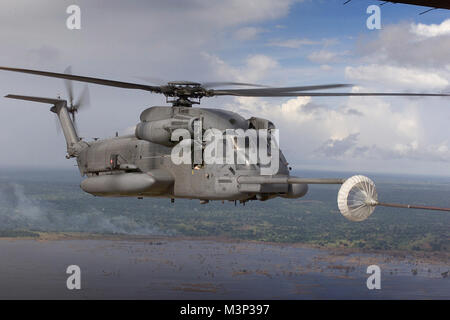 Un MH-53M 'Ouvrir' IV Faible affecté à l'hélicoptère 21e Escadron d'opérations spéciales, RAF Mildenhall, survole inondé le centre du Mozambique, près de la ville de Chibuto comme il ravitaille à partir d'un MC-130P 'Shadow' dans le 67e Escadron d'opérations spéciales, RAF Mildenhall. Le MH-53M Ouvrir les dépressions sont exploités à partir de Air Force Base Hoedspruit en Afrique du Sud, où ils sont déployés à l'appui de l'opération Réponse d'Atlas. Réponse d'Atlas l'opération est une mission d'aide humanitaire aide aux personnes déplacées dans le centre et le sud du Mozambique qui ont été dévastés par les inondations récentes. (U.S. Pour l'air Banque D'Images