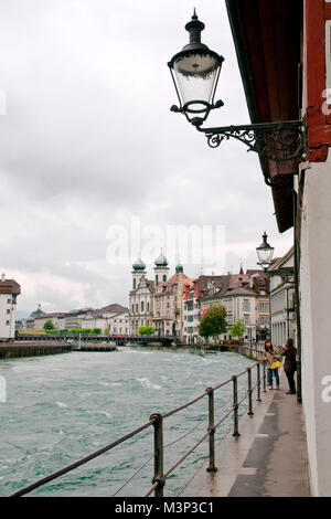 Église des Jésuites et la rivière Reuss Lucerne du pont de la chapelle, la Suisse, l'Europe Banque D'Images