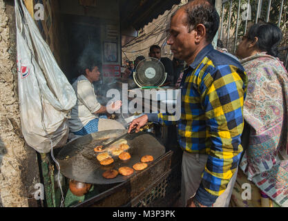 Natraj Dahi Bhalla Wala, servant des boules de lentilles avec du yogourt et les beignets de pommes de terre depuis 1940, Old Delhi, Inde Banque D'Images