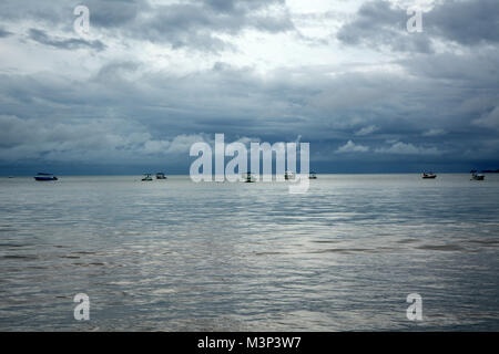 La pêche et l'exploitation d' bateaux ancrés au large de la ville de Bahia Drake, au crépuscule, sur la côte Pacifique du Costa Rica Banque D'Images