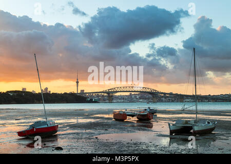 Le port d'Auckland à basse bien rangé avec un lever du soleil Ciel. Banque D'Images