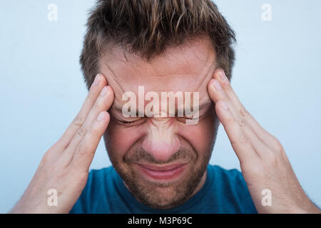 Portrait of young man having a headache close up. Banque D'Images
