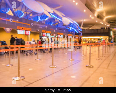 Ligne d'attente à l'aéroport avec l'arrière-plan flou, le contrôle de la foule ceinture escamotable Banque D'Images