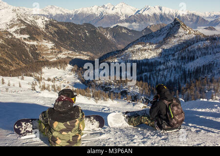 Deux Snowboarder relaxant et prêt pour free ride surf dans la neige du haut de la montagne en Italie. Banque D'Images
