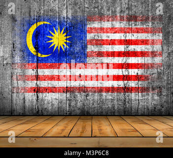 La Malaisie drapeau peint sur la texture de fond en béton gris avec plancher en bois Banque D'Images