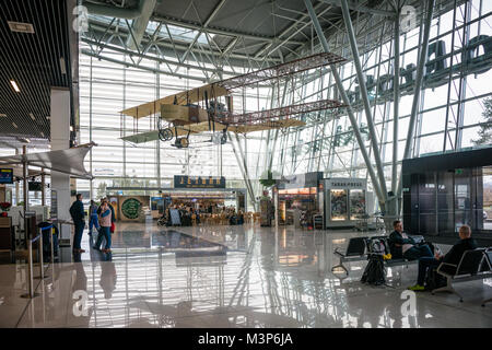 BRATISLAVA, SLOVAQUIE - DEC 16, 2017 : Nouveau terminal de l'aéroport de Bratislava en Slovaquie Banque D'Images