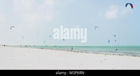 La PAJE, Zanzibar - DEC 23, 2017 : kitesurf kite plage de sable blanc et mer bleu turquoise à Zanzibar, Paje Banque D'Images