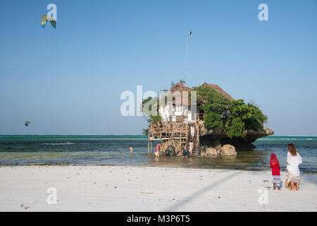 MICHANWI BEACH PINGWE, Zanzibar - 24 déc., 2017 : Kitesurfer sauter très haut dans l'air près de la roche restaurant situé au sud-est de l'île, sur la Banque D'Images