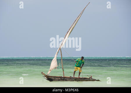 Nungwi, Zanzibar - DEC 28, 2017 : l'homme local sur près de boutre traditionnel en bois plage de Nungwi, Zanzibar Banque D'Images