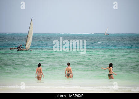 Nungwi, Zanzibar - DEC 29, 2017 : dans les eaux de l'océan Indien, les pêcheurs locaux sur le boutre traditionnel en bois en arrière-plan, sur Banque D'Images