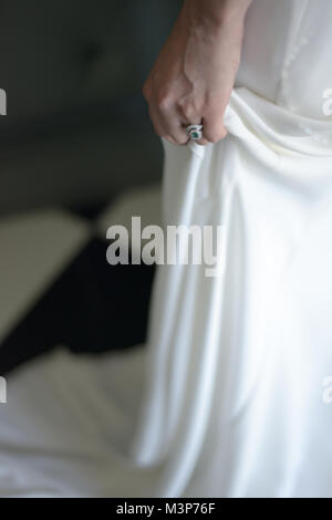 Une belle femme aux cheveux noirs portant une robe de mariage cher monté sur une journée ensoleillée- bien éclairée Banque D'Images